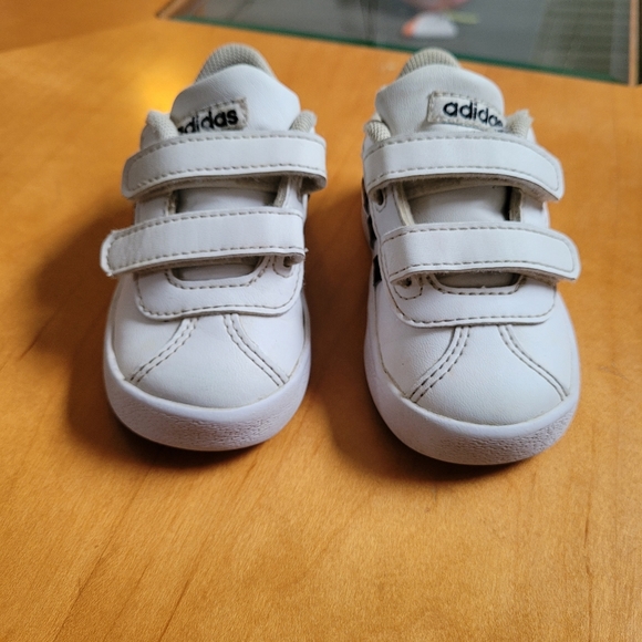 Classic Adidas size 5 - Picture 2 of 3